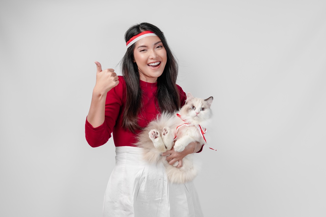 Gambar Wanita Indonesia dan Kucing - Tentang NusaPet 1